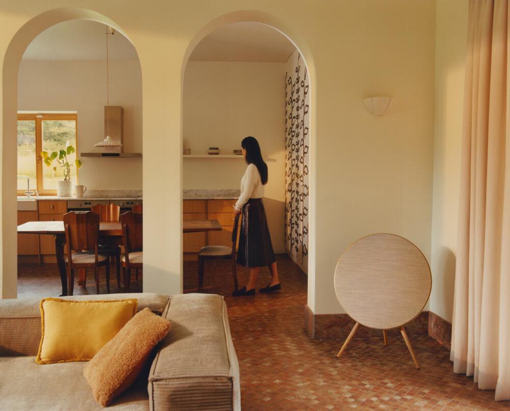 Beoplay A9 3rd Generation Gold Tone, im Wohnraum platziert